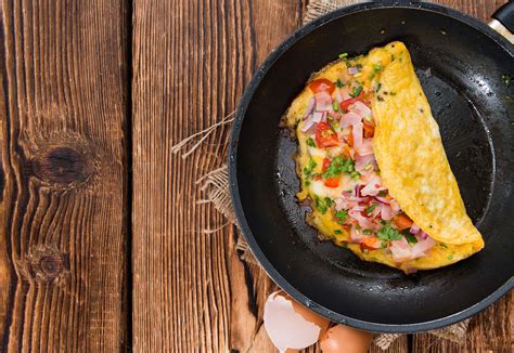 Omlet z szynką i serem przepis na FajneGotowanie pl