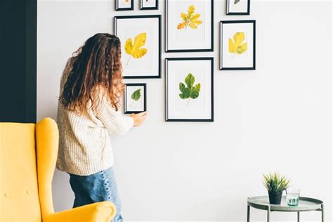 9 Astuces Pour Organiser Vos Tableaux Sur Un Mur Pascal Furlan