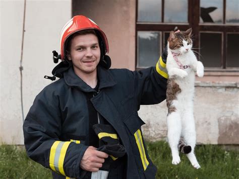 Portrait En Gros Plan D un Pompier Héroïque En Tenue De Protection Et