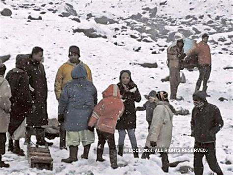 Snowfall In Anantnag Stunning Pics Winter Arrives Early In Kashmir