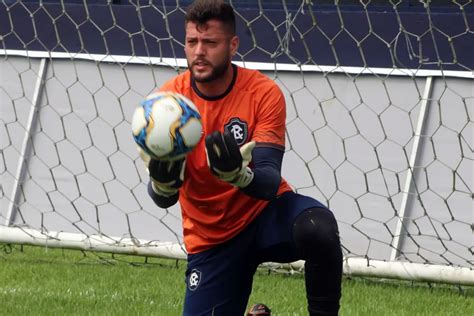 Apontado Como Sucessor De Vin Cius Goleiro Thiago Vai Lutar Pela