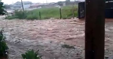 G Chuva Faz Rio Campestre Transbordar Em Alguns Pontos De Lins