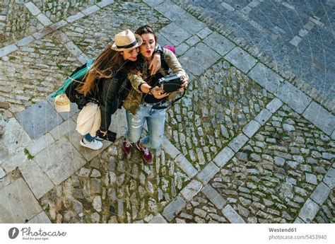 Zwei glückliche junge Frauen machen ein Selfie mit einem Smartphone