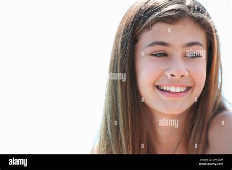 Niña Morena Sonriente Fotografías E Imágenes De Alta Resolución Alamy