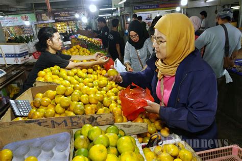 Belanja Kebutuhan Lebaran Di Pasar Tradisional Kota Bandung Foto