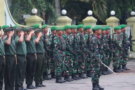 Prajurit Serta PNS TNI AD Kodim 0718 Pati Mengikuti Upacara Pengibaran