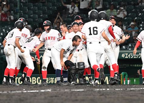 【甲子園】大垣日大まさかの結末「まだやりたかった」うつむく高橋慎をねぎらう阪口監督祖父の顔 高校野球夏の甲子園写真ニュース 日刊スポーツ