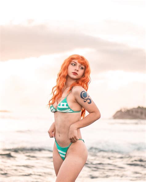 Brasileira aninha reginato fez um cosplay da Nami de biquíni que