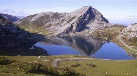 Lagos Y Santuario De Covadonga En El Coraz N De Asturias