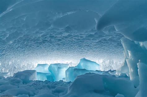 Techo De Nieve Con Hielo Brillante Cueva De Hielo En El Polo Norte