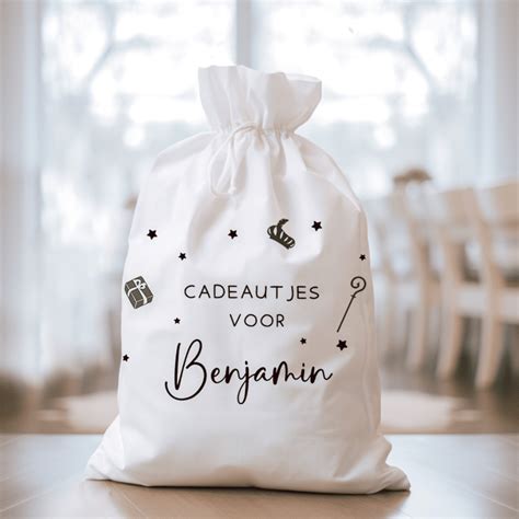 Dit Jaar Brengt Sint De Cadeautjes In Een Zak Met Familie Naam