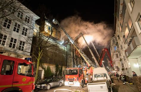 Großeinsatz in Hamburg Feuerwehr kämpft gegen Brand auf Musikbunker