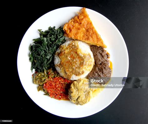 Nasi Padang Dengan Rendang Foto Stok Unduh Gambar Sekarang Adiboga