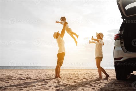 glückliche familie mit autoreise road trip sommerferien im auto im