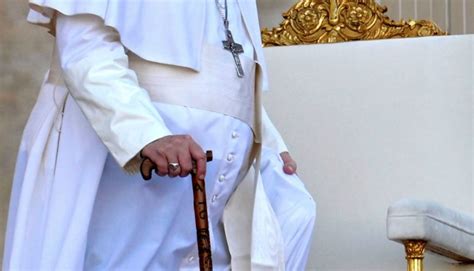 Persiste la inflamación pulmonar del Papa Francisco pero continúa