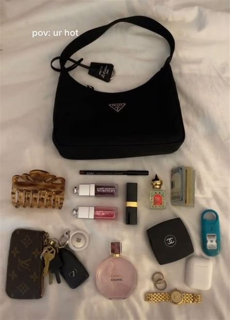 Pin On Jan 2022 Purse Essentials Everyday Bag Essentials Handbag