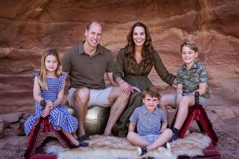 Kate Middleton E Principe William Posam Os Filhos Em Cart O De Natal