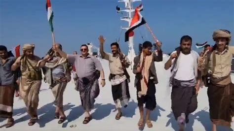 Les Houthis Font La F Te Bord Du Navire D Tourn En Mer Rouge