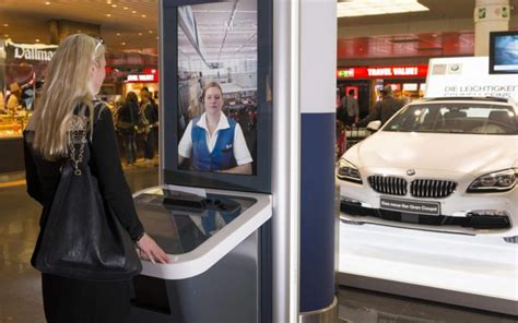 Digital Signage Projekte Zwei mal zwei Münchner in Frankfurt invidis