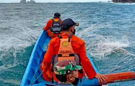 Mencari Lobster Dua Nelayan Hilang Terseret Ombak Di Teluk Prigi