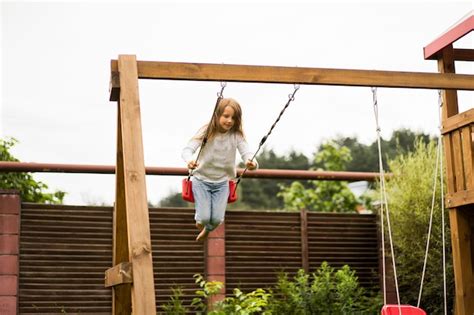 Les Enfants Sur La Balan Oire Fille Se Balancer Sur Une Balan Oire