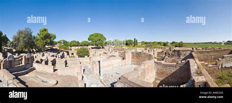 Antiguos baños con suelos de mosaico en el sitio arqueológico de Ostia