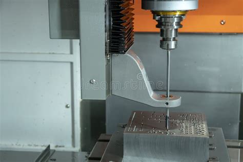 La Máquina Vertical Del Arma taladro Del CNC Que Perfora El Molde