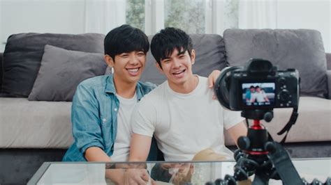 Jeune Blogueur De Couple Gay Asiatique Influenceur La Maison Les Hommes Lgbtq Cor Ens Adorent