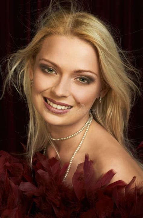 Belle Jeune Femme Blonde Verticale Image Stock Image Du Dames Visage