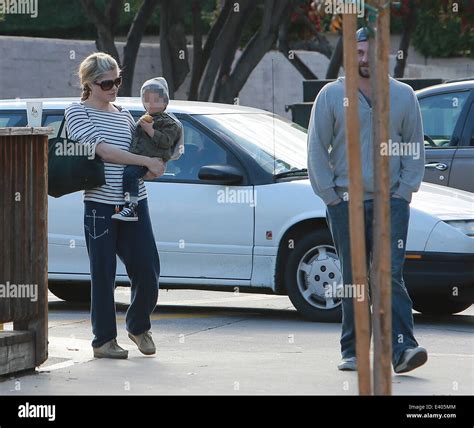 Selma Blair Sale Con Su Hijo Y Un Compa Ero Dejando A Un Starbucks