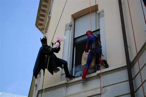 Batman Capitan America E Spiderman Consegnano Le Uova Di Pasqua Ai