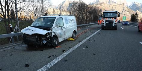 A3 bei Mels SG Lieferwagenfahrer prallt gegen Prellbock Anhänger