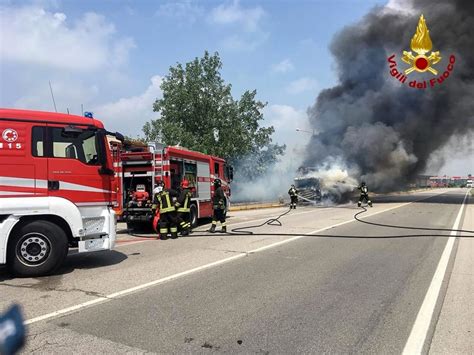 Incendio Sulla Sp Galleria Camion Distrutto Dalle Fiamme