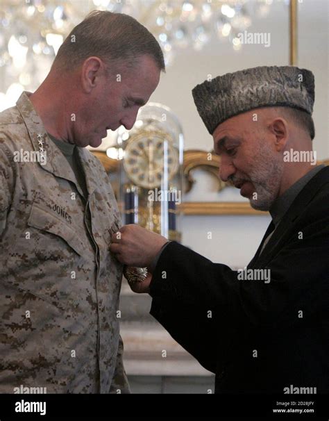 Der Afghanische Pr Sident Hamid Karzai R Verleiht Dem Nato