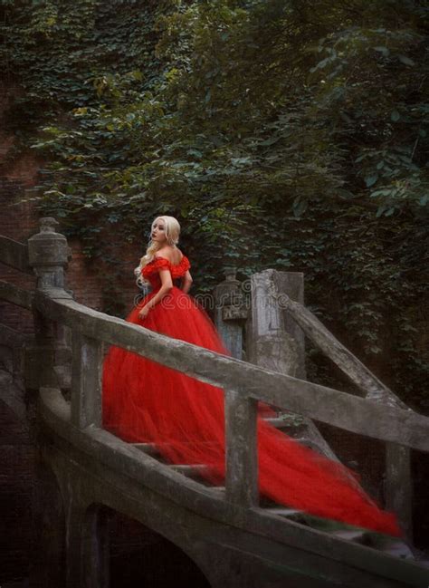 Belle Fille Blonde Dans Une Robe Rouge Luxueuse Photo Stock Image Du