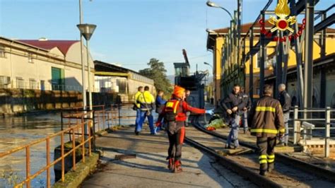 Lo Vedono Gettarsi Nel Camuzzoni E Parte L Allarme Recuperato Dai Pompieri