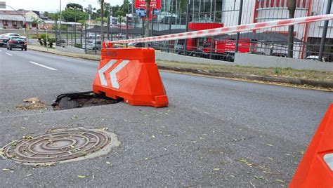 Eros O Abre Buraco Pr Ximo A Rua General M Rio Tourinho Em Curitiba