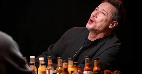 Hot Ones Stéphane Rousseau répond à nos questions épicées Zeste