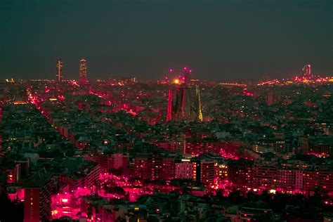 Le Torri Della Sagrada Familia Si Illuminano Per La Prima Volta Dopo