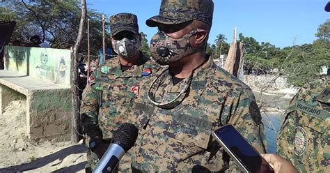 PEDERNALES Comandante del ejército inspecciona la frontera y estrecha