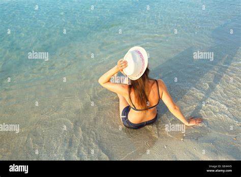 Urlaub Am Strand Junge Frau In Einen Hut Und Bikini Sitzen Am Strand