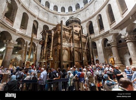 JERUSALEM ISRAEL April 06 2016 Pilgrims And Tourists Are Waiting