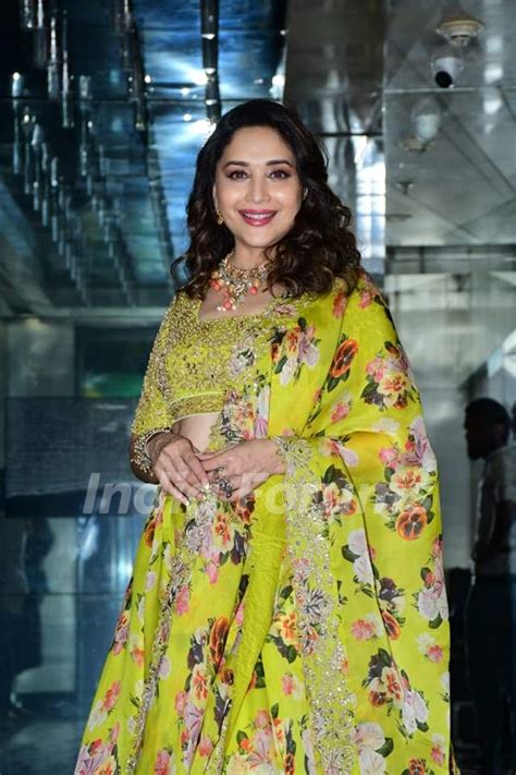 Madhuri Dixit Snapped On The Set Of Jhalak Dikhhla Jaa 10 Photo