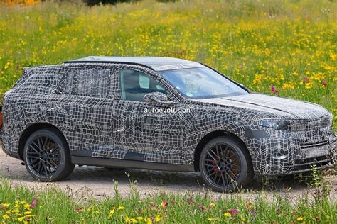 New Bmw X5 Spy Shots Reveal Futuristic Design And Missing Door Handles