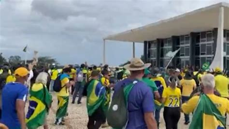 Manifestantes Bolsonaristas Furam Barreira Da PM E Sobem Rampa Do