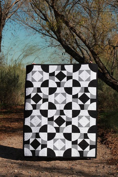 23 Stylish Black and White Quilt Patterns