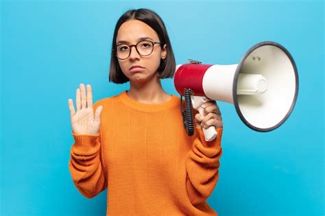 Mujer Latina Joven Que Parece Seria Severa Disgustada Y Enojada Mostrando La Palma Abierta