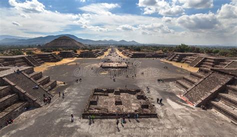 Vue De Panoram Sur Teotihuacan Et Pyramide Du Soleil Et De La Route Des