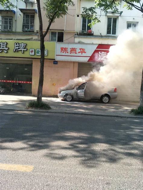 今天 高淳一輛汽車自燃了 每日頭條