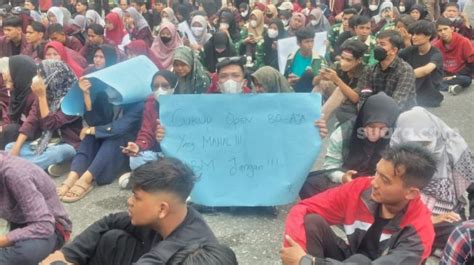 Spanduk Kocak Aksi Mahasiswa Demo Tolak Kenaikan Bbm Di Dprd Sumbar